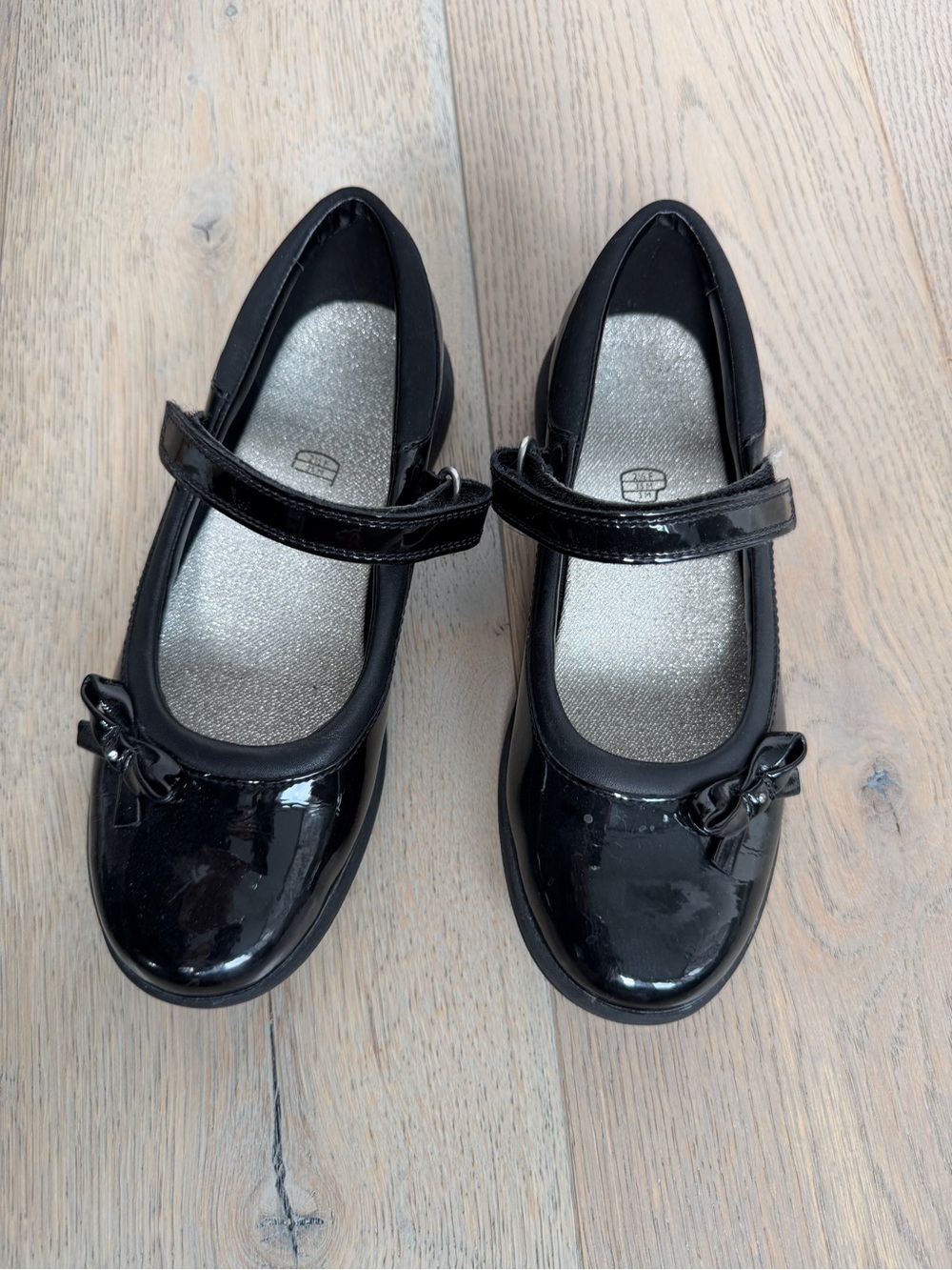 Clarks Girls Black Patent Mary Jane with Bow Accent Size 3